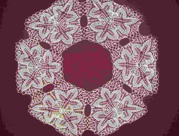 Háčkovaná bílá se srdíčky - 50cm