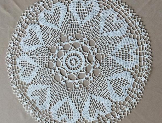 Háčkovaná bílá se srdíčky - 50cm