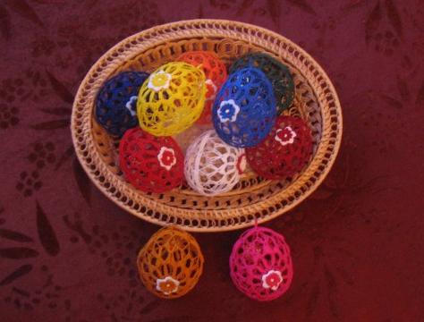 Háčkovaná bílá se srdíčky - 50cm