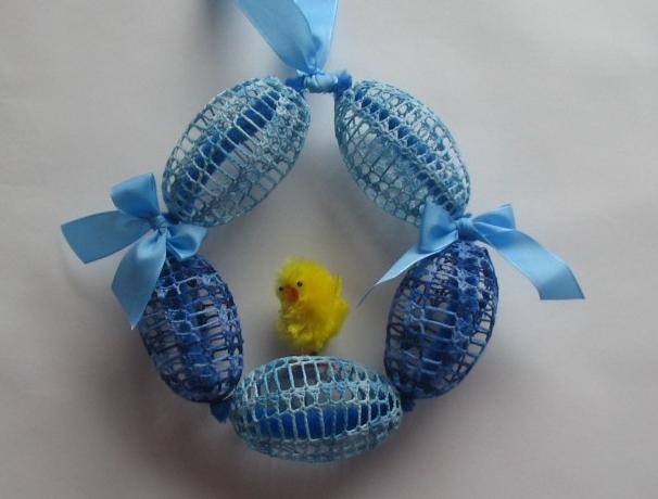 Háčkovaná bílá se srdíčky - 50cm