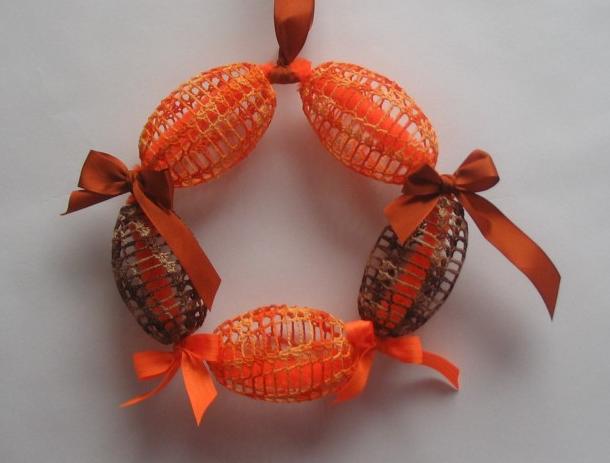 Háčkovaná bílá se srdíčky - 50cm