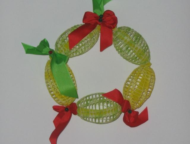 Háčkovaná bílá se srdíčky - 50cm