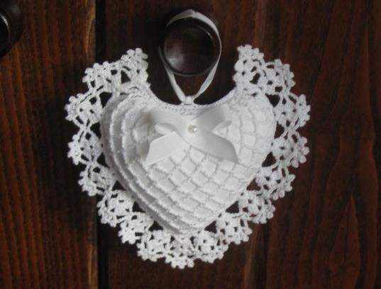 Háčkovaná bílá se srdíčky - 50cm