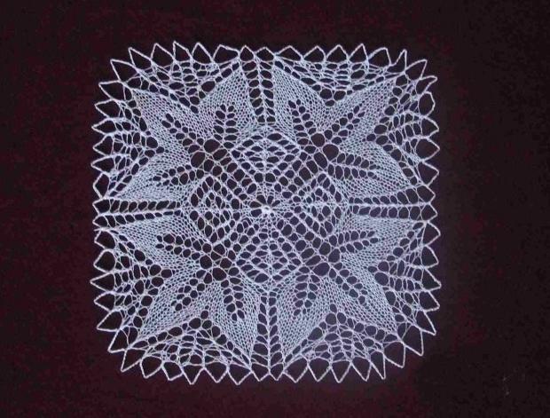 Háčkovaná bílá se srdíčky - 50cm