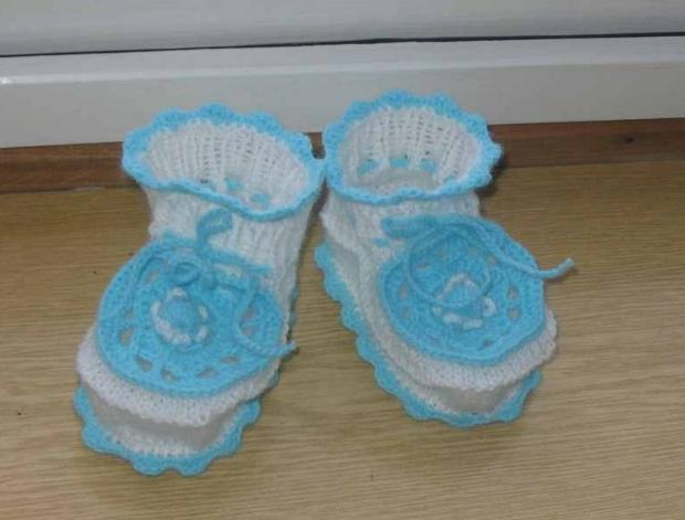 Háčkovaná bílá se srdíčky - 50cm