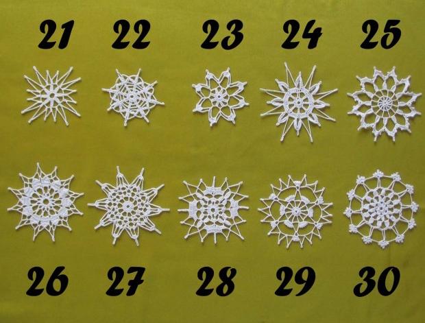 Háčkovaná bílá se srdíčky - 50cm