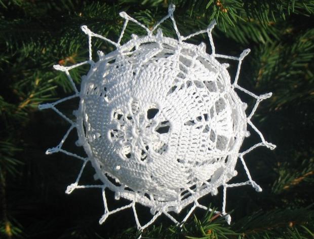 Háčkovaná bílá se srdíčky - 50cm