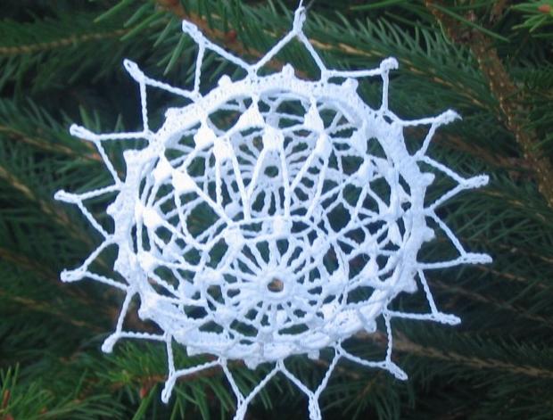 Háčkovaná bílá se srdíčky - 50cm