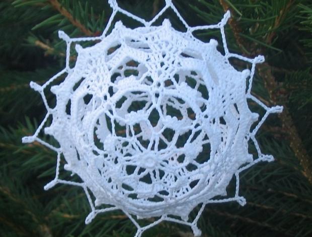 Háčkovaná bílá se srdíčky - 50cm