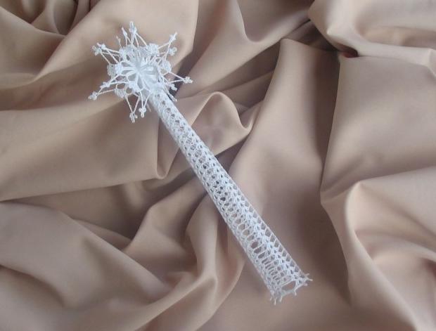 Háčkovaná bílá se srdíčky - 50cm