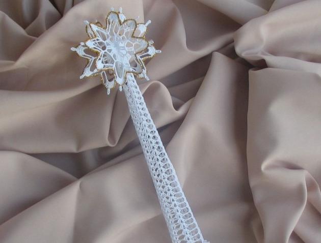 Háčkovaná bílá se srdíčky - 50cm