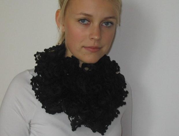 Háčkovaná bílá se srdíčky - 50cm