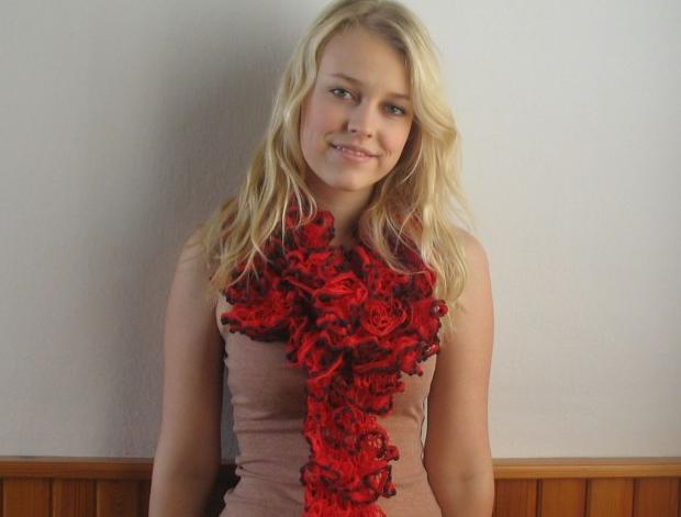 Háčkovaná bílá se srdíčky - 50cm