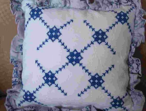 Háčkovaná bílá se srdíčky - 50cm