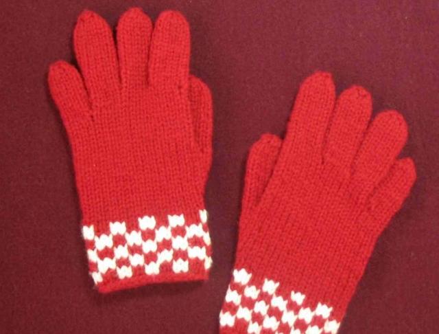 Háčkovaná bílá se srdíčky - 50cm