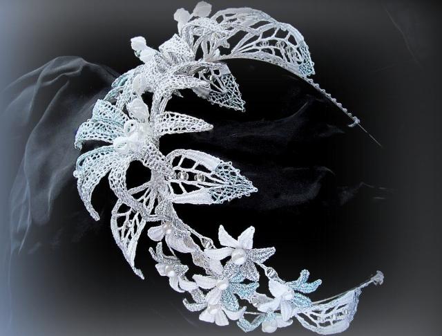 Svatební tiara originální bílá čelenka extravagantní krajka stříbrná paličkovaná svatební blankytná nevěsta tiara 