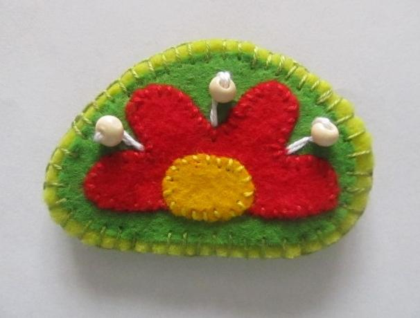 červená kytka s dřevěnými korálky:) kytička kytka flora příroda brož 