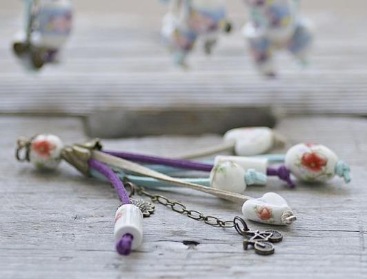 střapec k zipu - červená+staromosaz přívěsek srdce květina srdíčko slunečnice květ řetízek karabinka korálek kulička porcelán kolo kvítek oliva váleček střapec kaplík řemínek vlčí mák jízdní kolo olivka 