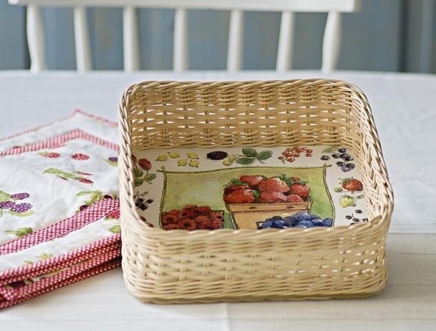 košík čtvercový s průhmaty červená prázdniny zelená fialová lístek košík přírodní podnos tác ovoce béžová léto maliny tácek lísteček jahody ostružiny rybíz borůvky angrešt lesní ovoce letní ovoce 