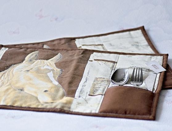 prostírání s kapsičkou kůň koník prostírání hnědá koníček béžová prostírka podložka kapsička ubrousek světlehnědá tmavěhnědá ohrada 