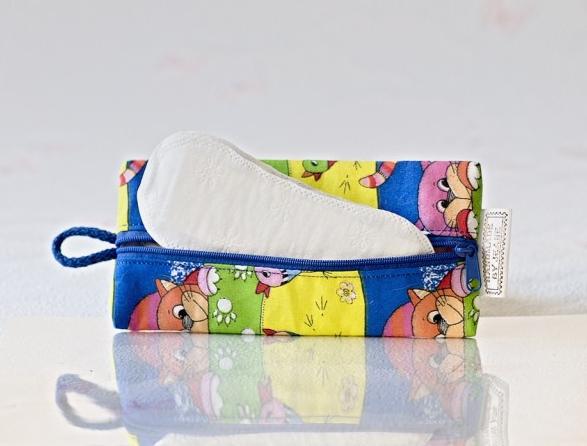 pouzdro na intimky červená zelená modrá pták ptáček bavlna kočka kocour kočička obal žlutá kapsička pouzdro tmavěmodrá poutko kocourek tlapka tlapička vložka intimka vložkovník 