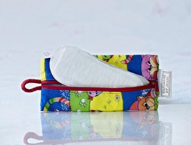 pouzdro na intimky červená zelená modrá pták ptáček bavlna kočka kocour kočička obal žlutá kapsička pouzdro tmavěmodrá poutko kocourek tlapka tlapička vložka intimka vložkovník 