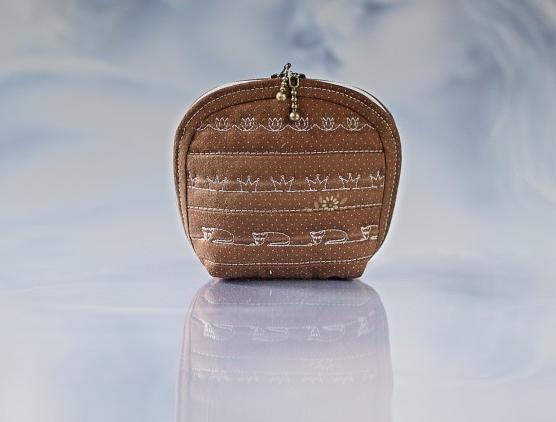 kosmetická taštička (velikost M) hnědá puntík taštička kosmetická béžová výšivka kapsička smetanová pouzdro staromosaz puntíček tmavěhnědá toaletní pouzdérko strojová výšivka 