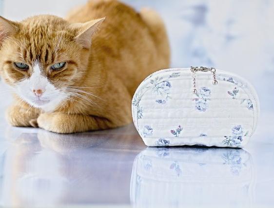 kosmetická taštička (velikost S) zelená květina modrá list růžová lístek bílá růže květ taštička kosmetická výšivka starorůžová růžičky kapsička lístky lístečky pouzdro růžička lísteček světlemodrá světlezelená šedomodrá toaletní nikl pouzdérko strojová výšivka 