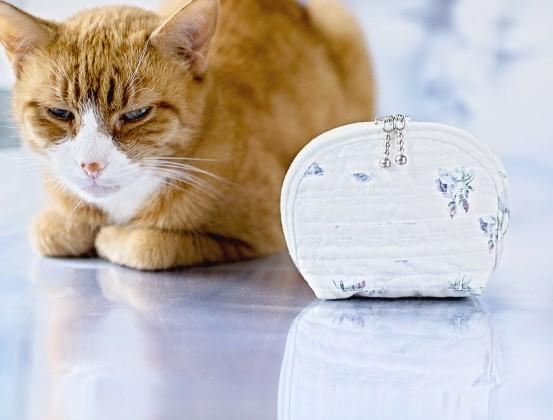 kosmetická taštička (velikost S) zelená květina modrá list růžová lístek bílá růže květ taštička kosmetická výšivka starorůžová růžičky kapsička lístky lístečky pouzdro růžička lísteček světlemodrá světlezelená šedomodrá toaletní nikl pouzdérko strojová výšivka 