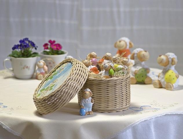 krabička na koledu zelená květina modrá list růžová lístek košík krabička bílá přírodní hnědá jaro květ velikonoce béžová větvička kvítek lísteček světlemodrá světlezelená větev koleda snítka 