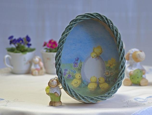 velikonoční košíček zelená květina modrá fialová košík přírodní louka žlutá jaro květ velikonoce béžová nebe kuře kuřátko kvítek narciska fialka světlemodrá světlezelená narcis vejce vajíčko tmavězelená 