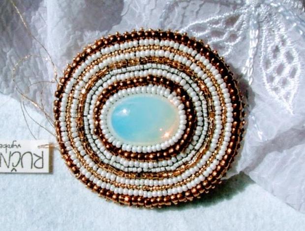 Bílá můra brož i náhrdelník