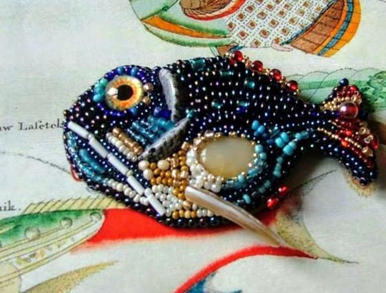 Bílá můra brož i náhrdelník