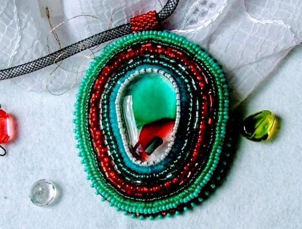 Bílá můra brož i náhrdelník