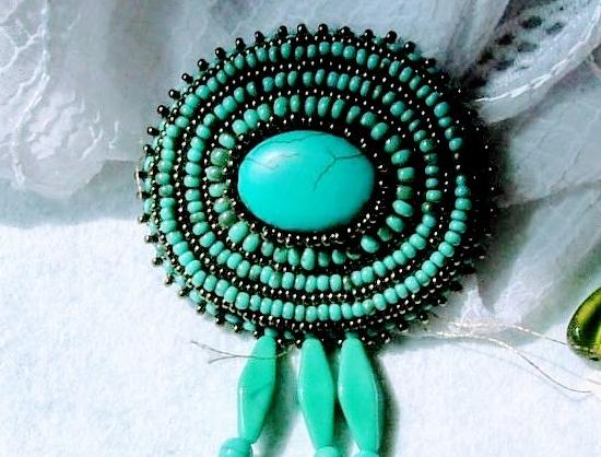 Bílá můra brož i náhrdelník