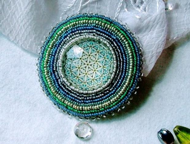 Bílá můra brož i náhrdelník