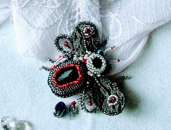 Bílá můra brož i náhrdelník