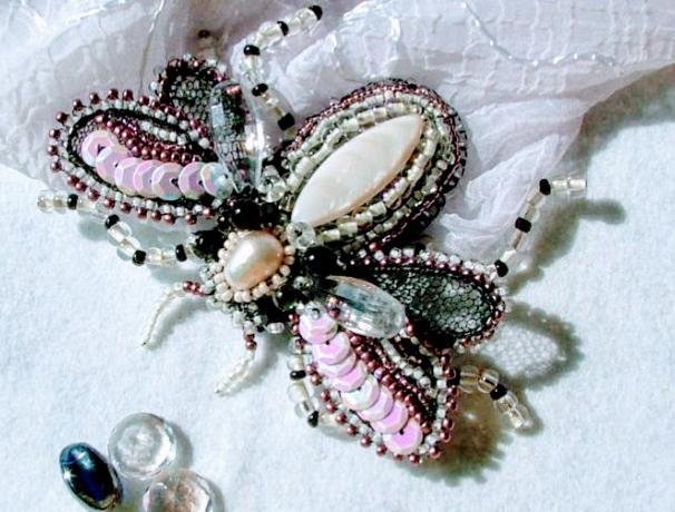 Bílá můra brož i náhrdelník