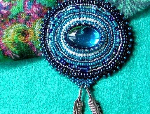 Bílá můra brož i náhrdelník