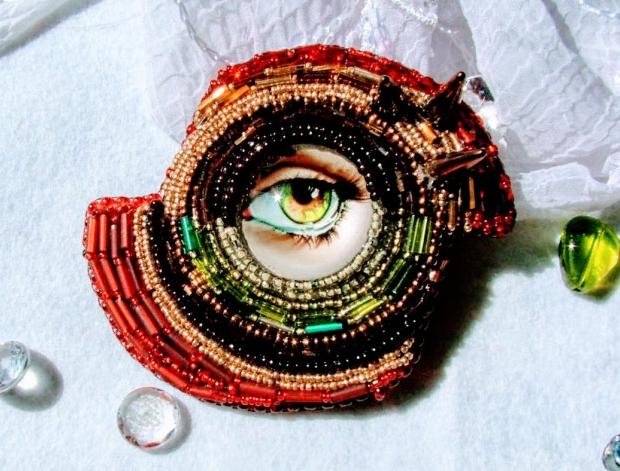 Bílá můra brož i náhrdelník