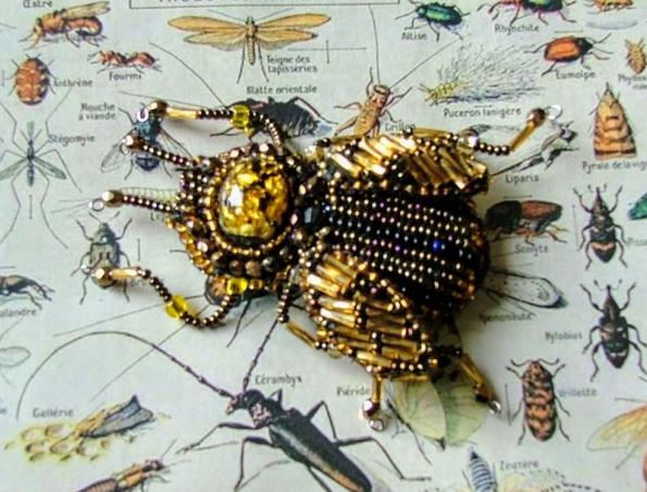 Bílá můra brož i náhrdelník