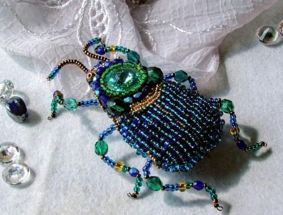 Bílá můra brož i náhrdelník