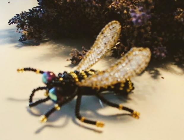 Bílá můra brož i náhrdelník