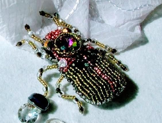 Bílá můra brož i náhrdelník