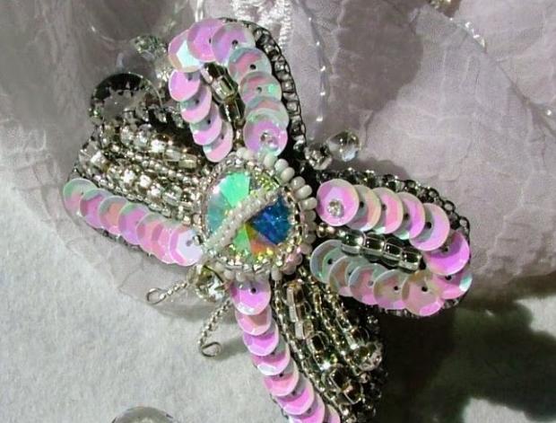 Bílá můra brož i náhrdelník