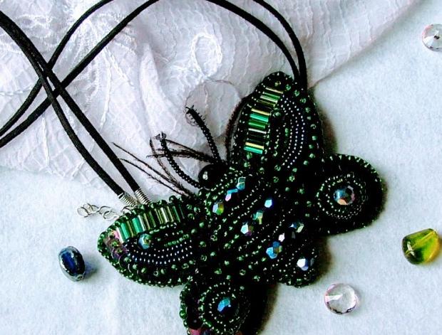 Bílá můra brož i náhrdelník