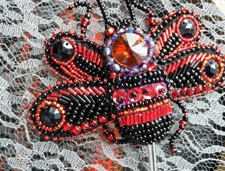 Bílá můra brož i náhrdelník