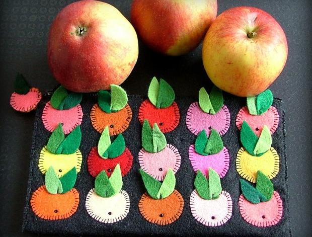 Bílá můra brož i náhrdelník