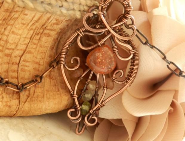Sóley * sluneční náhrdelník originální oranžová jarní ornament žlutá slunce secese autorský secesní olivová sluneční teplé třpytivý pastelové handmade pomerančová paprsek zdobný sluneční kámen mandarinková 
