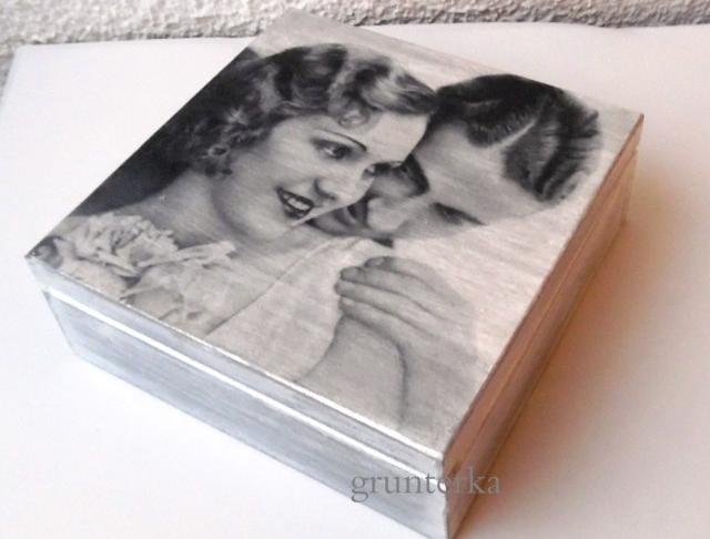 valentýnská zamilovaná krabička decoupage šedá patina valentýn ubrousek grunterka zamilovaní pár 